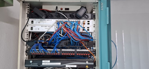 Rack de rede organizado sem desligar equipamentos